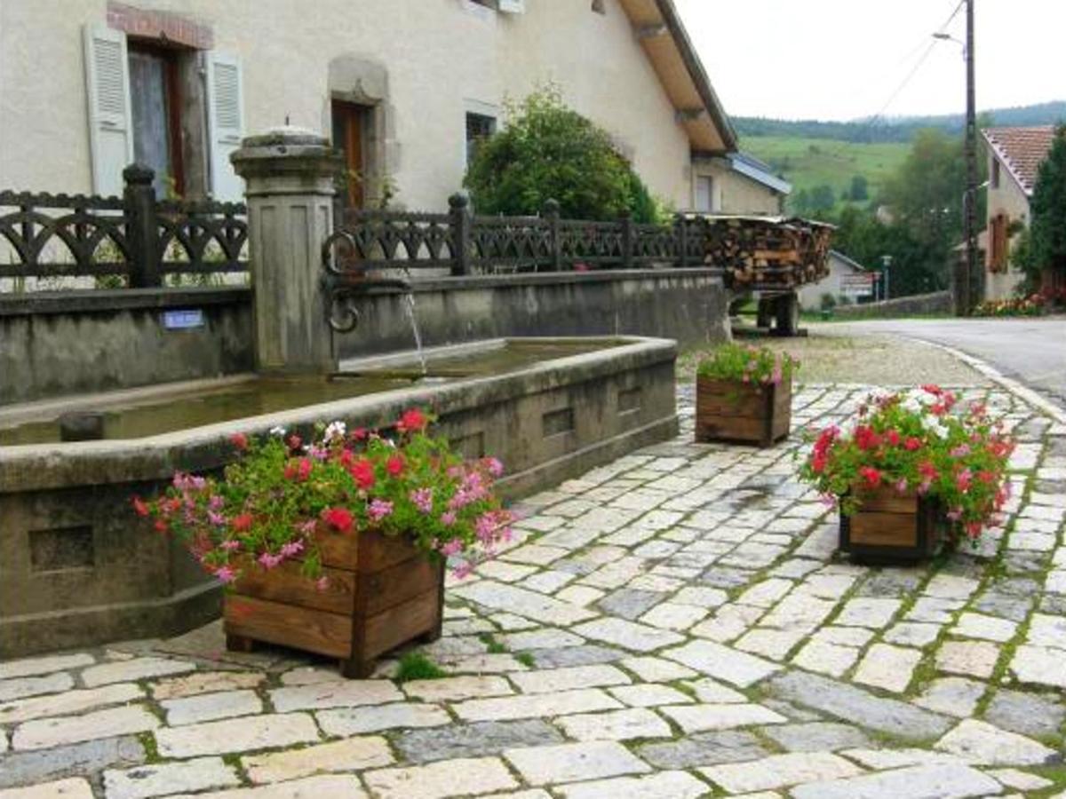Maison Confortable Avec Vue Sur La Montagne A Charix Luaran gambar